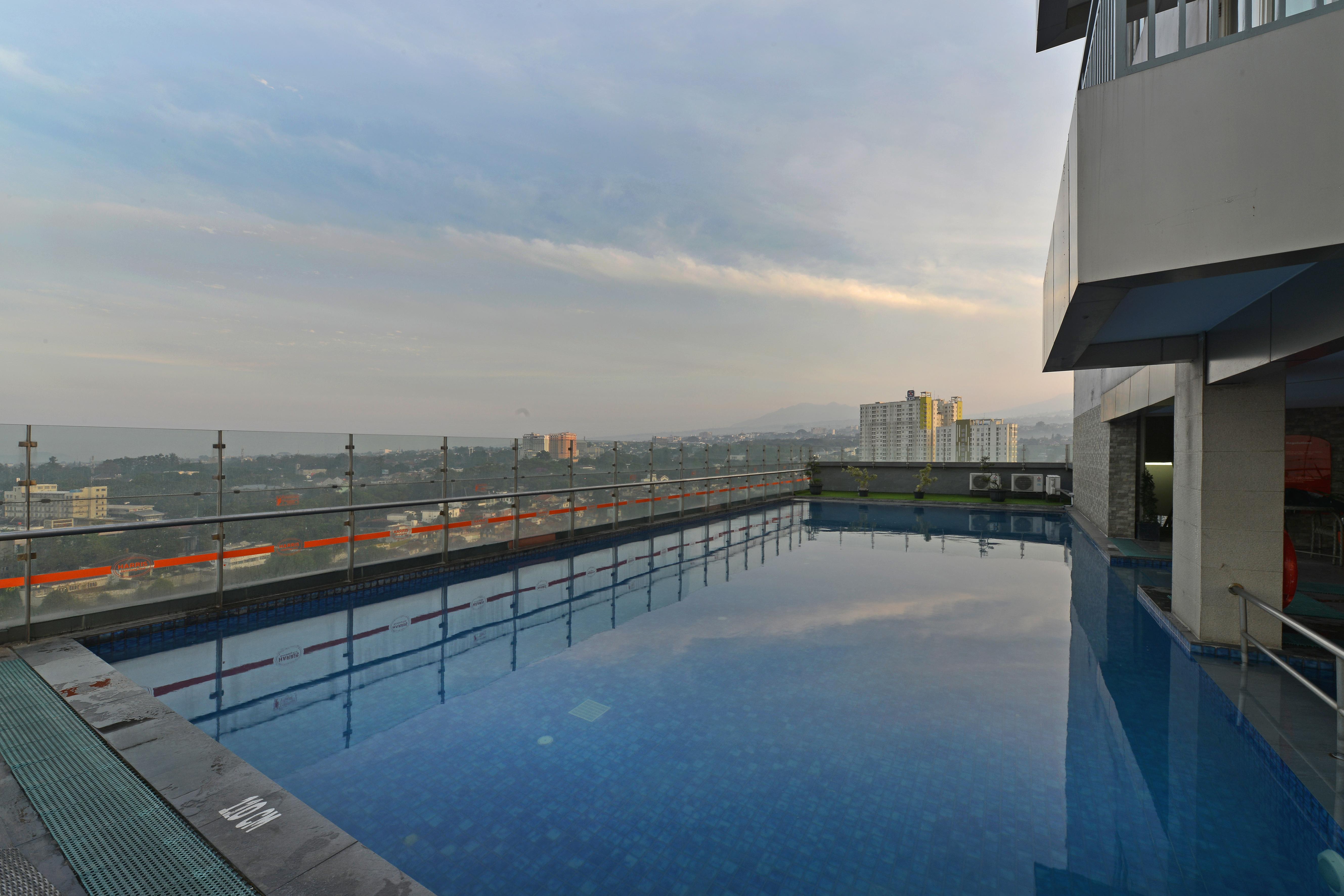 Harris Hotel & Conventions Ciumbuleuit Бандунг Екстериор снимка