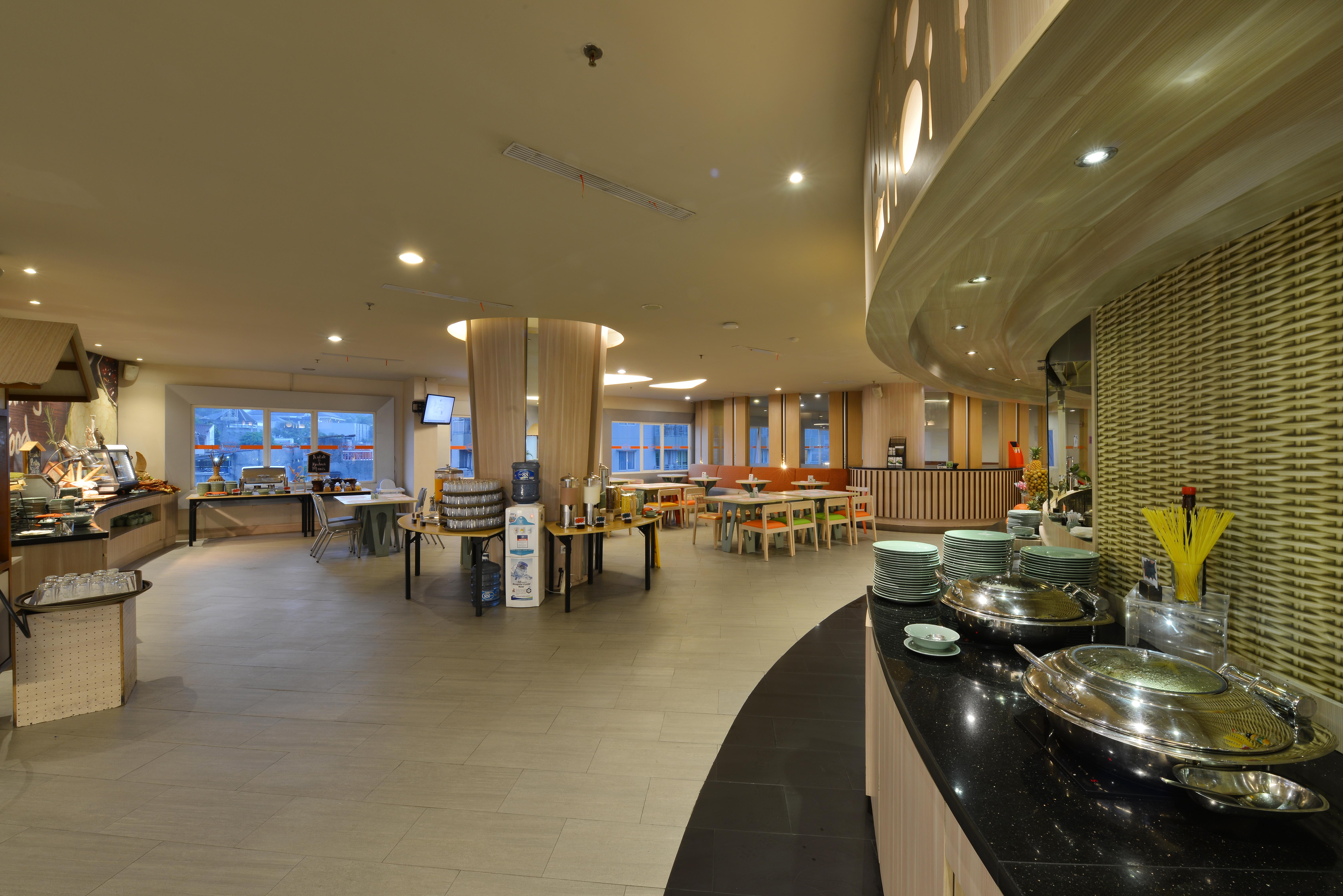 Harris Hotel & Conventions Ciumbuleuit Бандунг Екстериор снимка