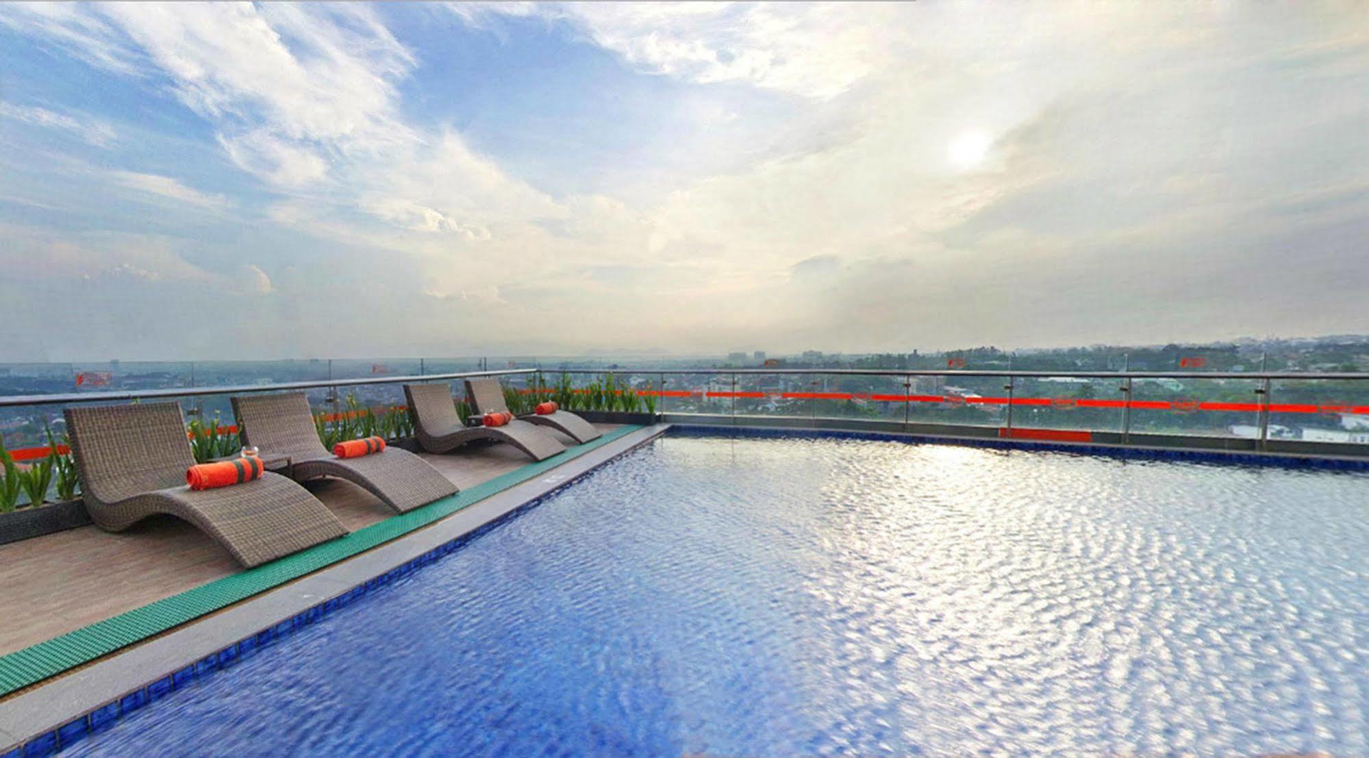 Harris Hotel & Conventions Ciumbuleuit Бандунг Екстериор снимка
