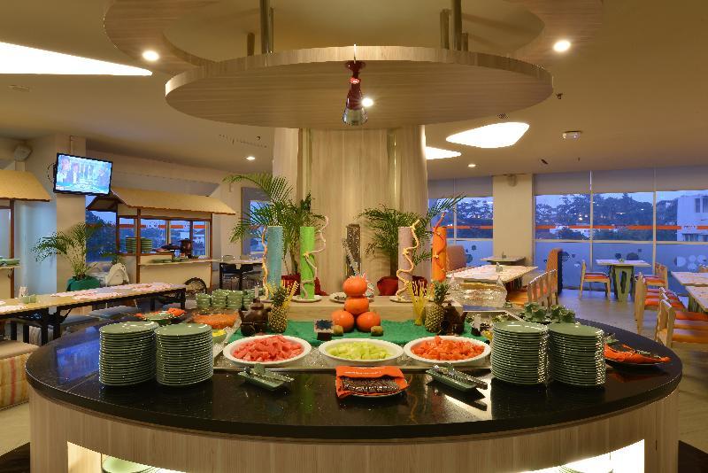 Harris Hotel & Conventions Ciumbuleuit Бандунг Екстериор снимка