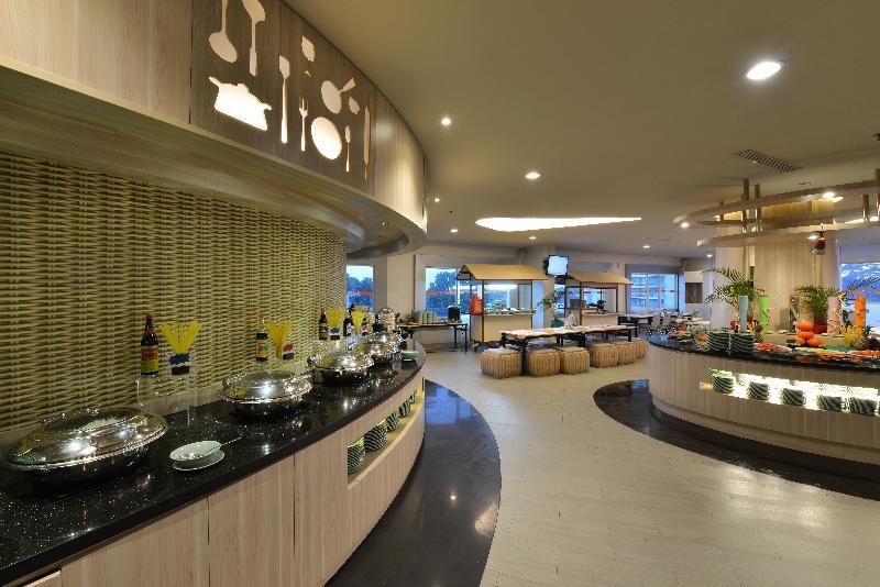 Harris Hotel & Conventions Ciumbuleuit Бандунг Екстериор снимка